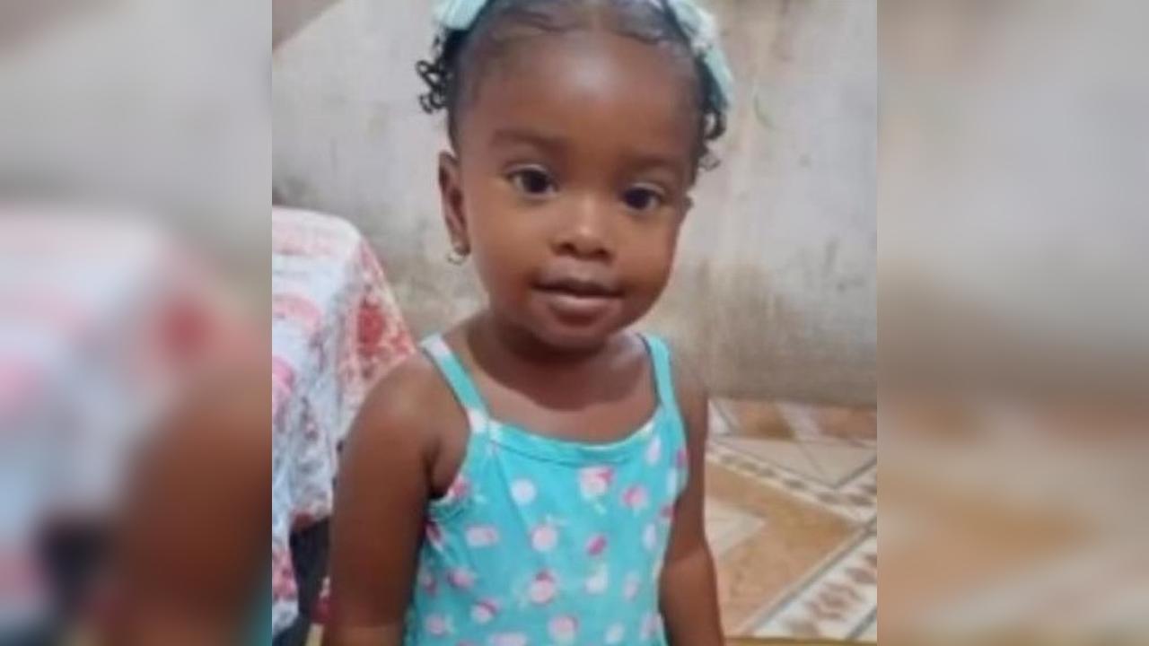 Menina de 2 anos é encontrada morta e adolescente que cuidava dela é apreendida Menina de 2 anos é encontrada morta e adolescente que cuidava dela é apreendida