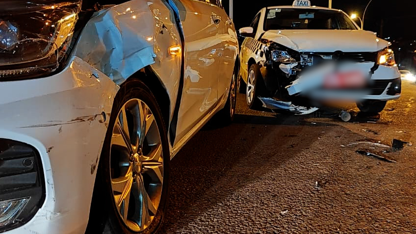 Colisão entre dois carros é registrada no Bairro São Cristóvão, em Cascavel