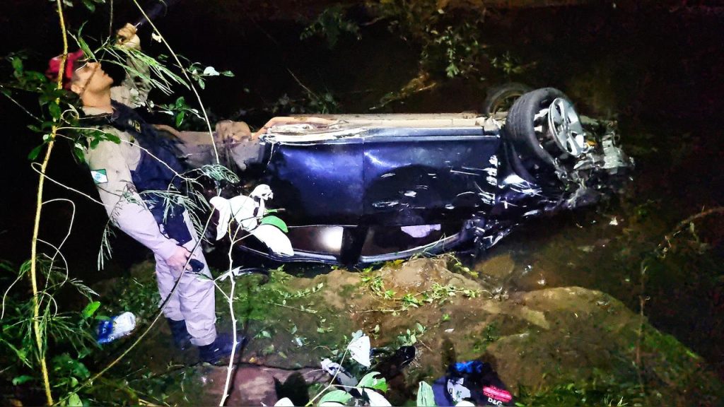 Carro cai de ponte após motorista perder controle na PR-180 em Cascavel