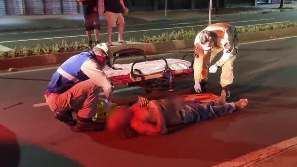 Homem em situação de rua fica ferido após atropelamento na Avenida Carlos Gomes