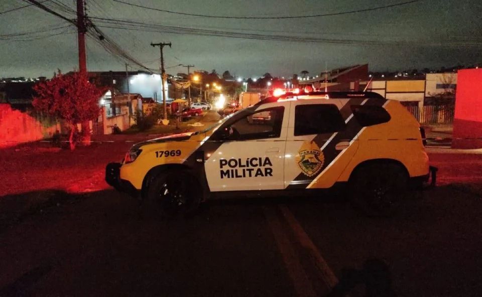 Homem é surpreendido e morto com 16 tiros em via pública; Atiradores fogem em gol prata Homem é surpreendido e morto com 16 tiros em via pública; Atiradores fogem em gol prata