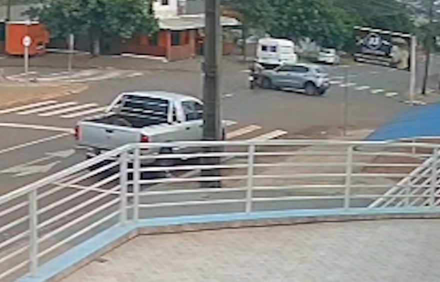 Vídeo mostra carro atravessando preferencial e atingindo motociclista