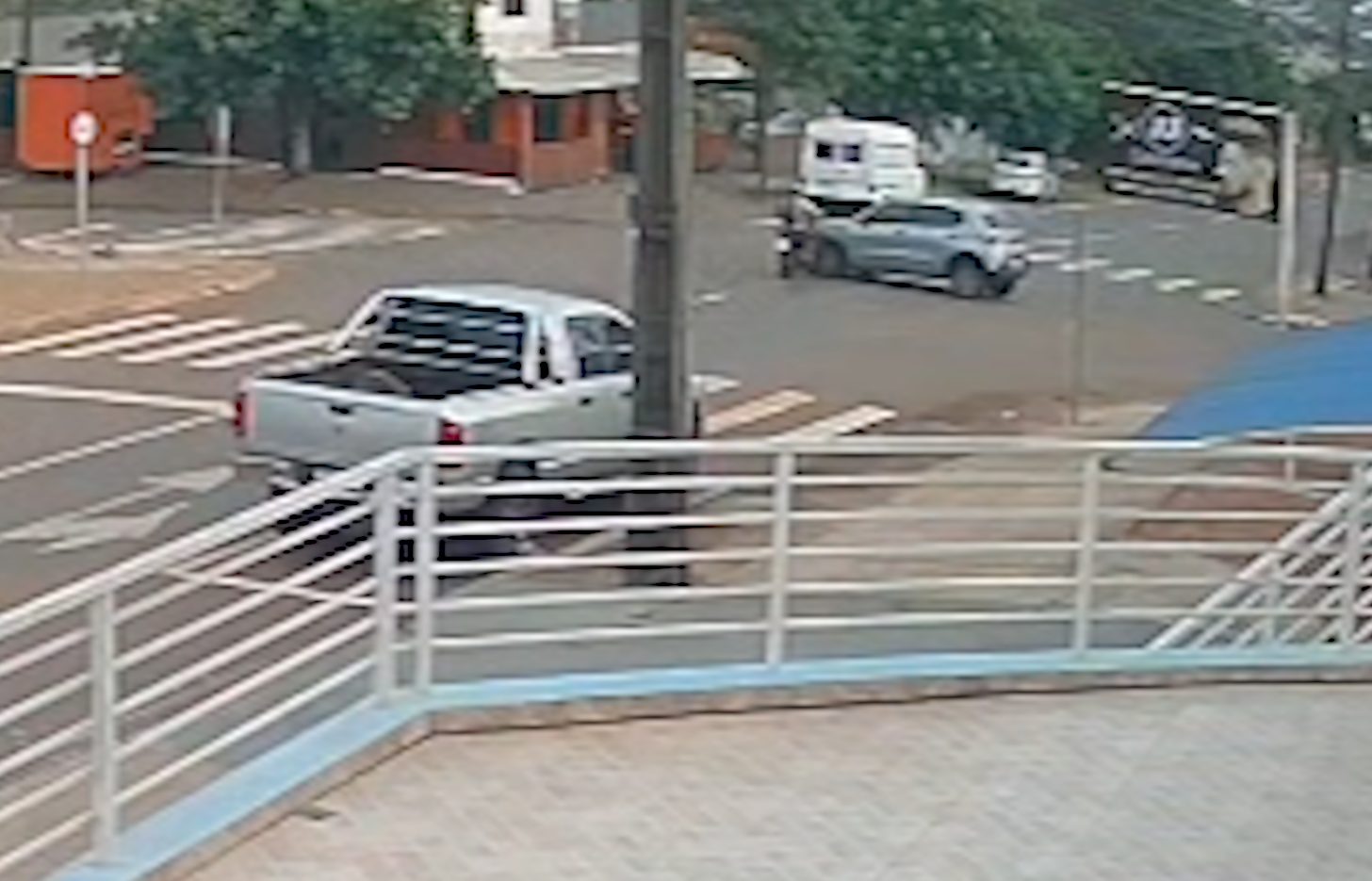 Vídeo mostra carro atravessando preferencial e atingindo motociclista Vídeo mostra carro atravessando preferencial e atingindo motociclista