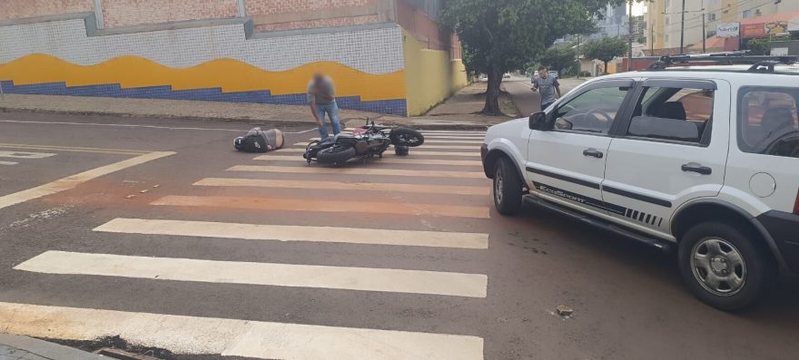 Motociclistas ficam feridos em colisão no cruzamento das Ruas Marechal Deodoro e Rio de Janeiro