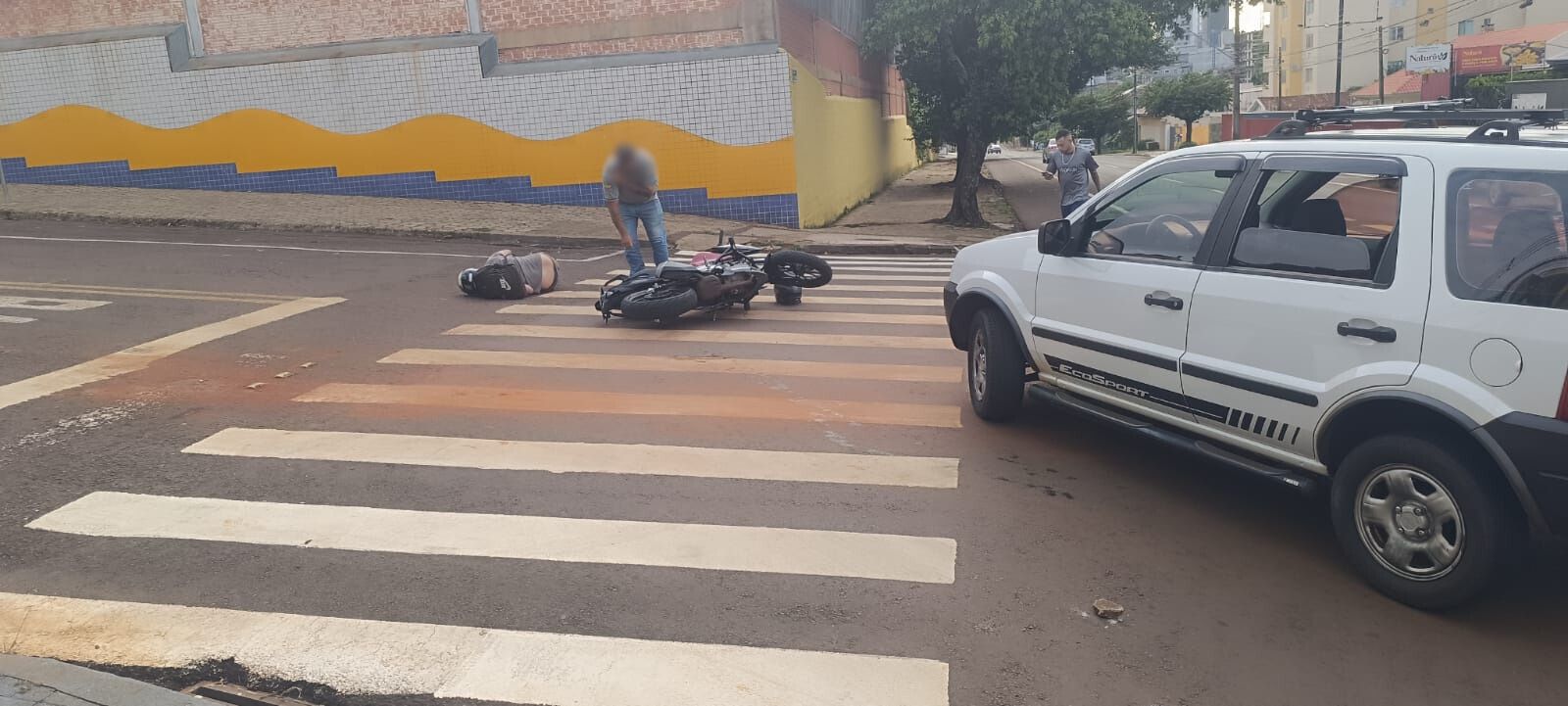 Motociclistas ficam feridos em colisão no cruzamento das Ruas Marechal Deodoro e Rio de Janeiro Motociclistas ficam feridos em colisão no cruzamento das Ruas Marechal Deodoro e Rio de Janeiro