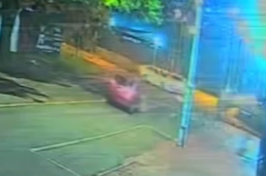 Vídeo mostra colisão entre Táxi e Onix na Rua Jacarezinho