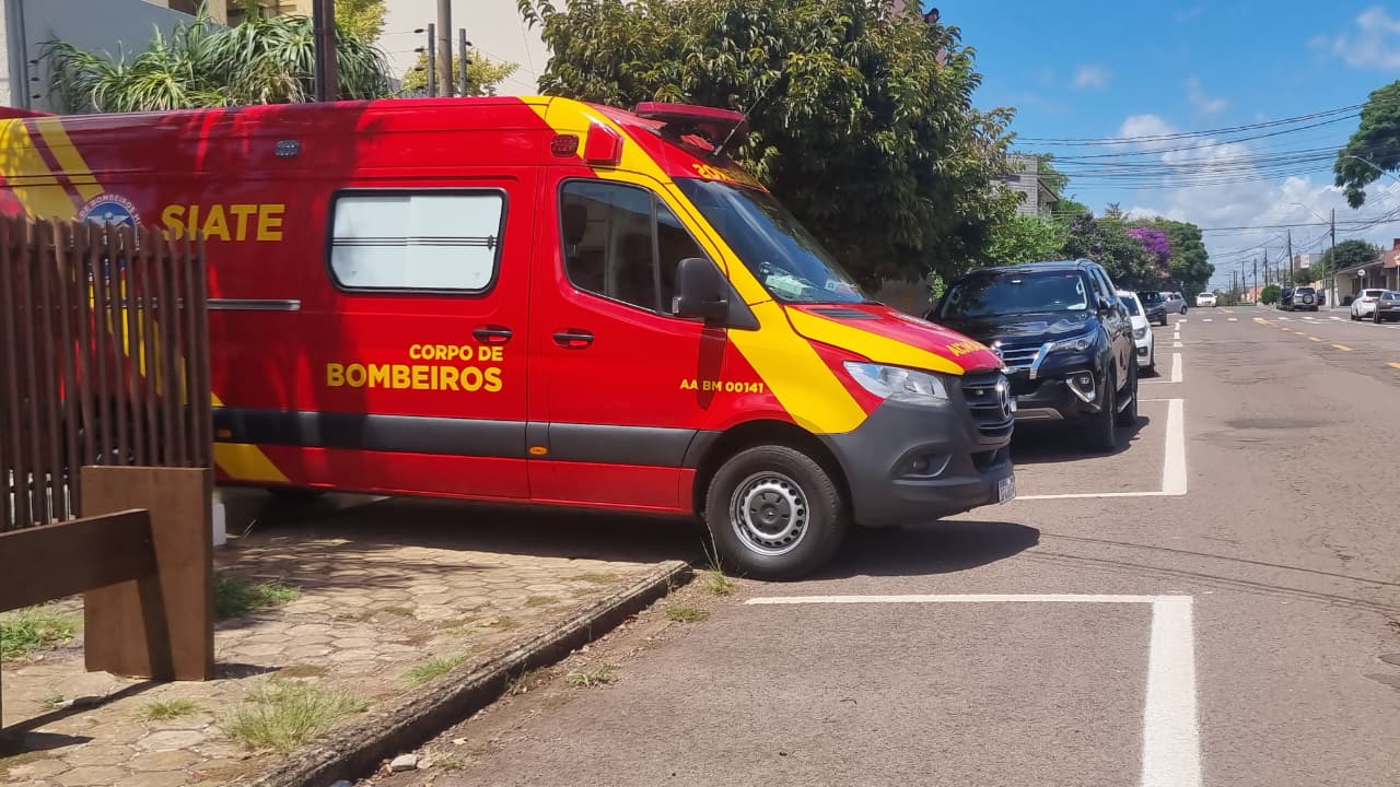 Mulher despenca de escada em residência no Maria Luiza e é socorrida pelo Siate