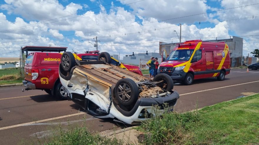 Kwid capota após forte colisão com caminhão no Recanto Tropical