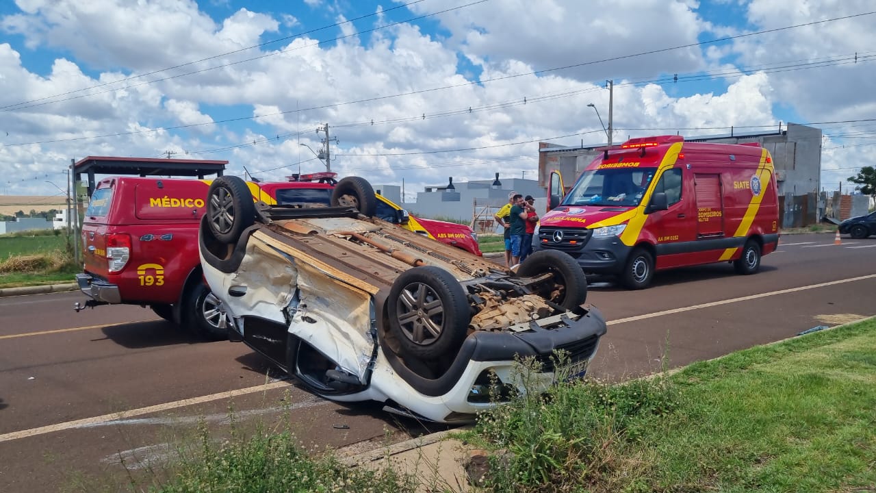 Kwid capota após forte colisão com caminhão no Recanto Tropical