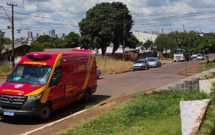 Moradores reclamam de acidentes constantes na esquina das Ruas Tupiniquins e Barawanas