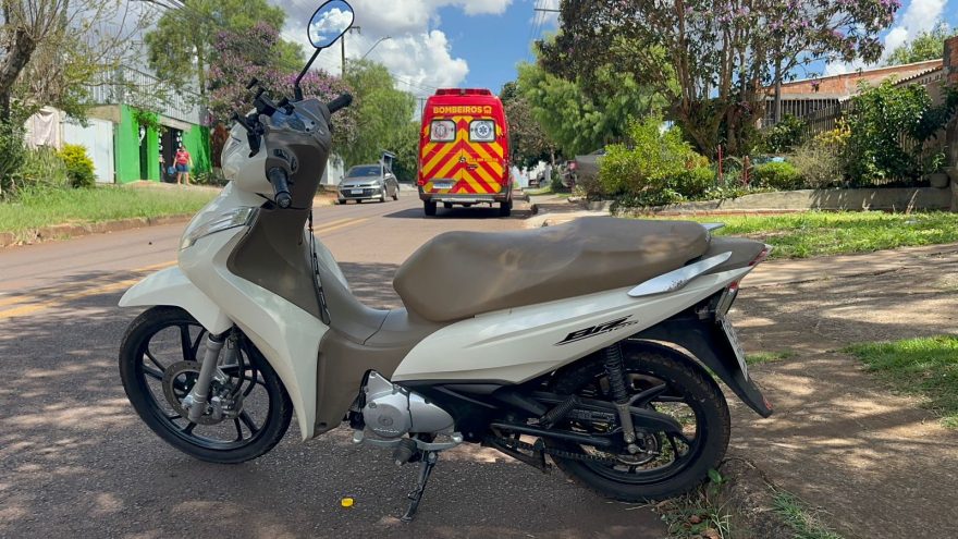 Colisão entre motos deixa mulher ferida na Rua Maracaí