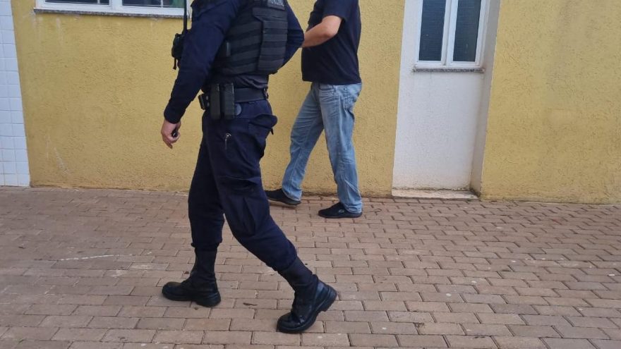 Homem é preso e carro com sinal identificador alterado é apreendido em abordagem da GM