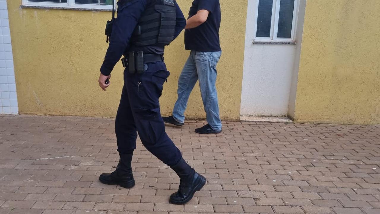 Homem é preso e carro com sinal identificador alterado é apreendido em abordagem da GM