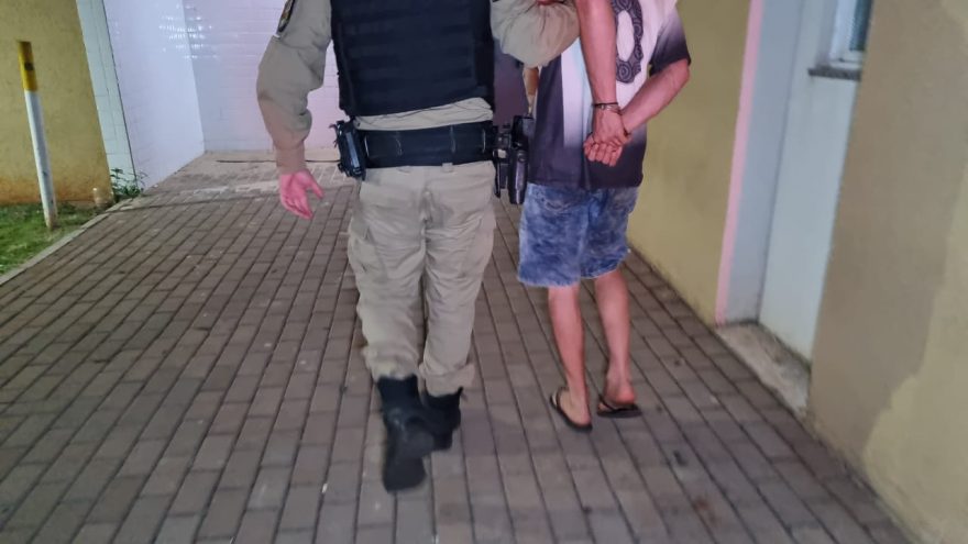 Após ameaçar a mãe e o irmão com uma faca, homem acaba preso