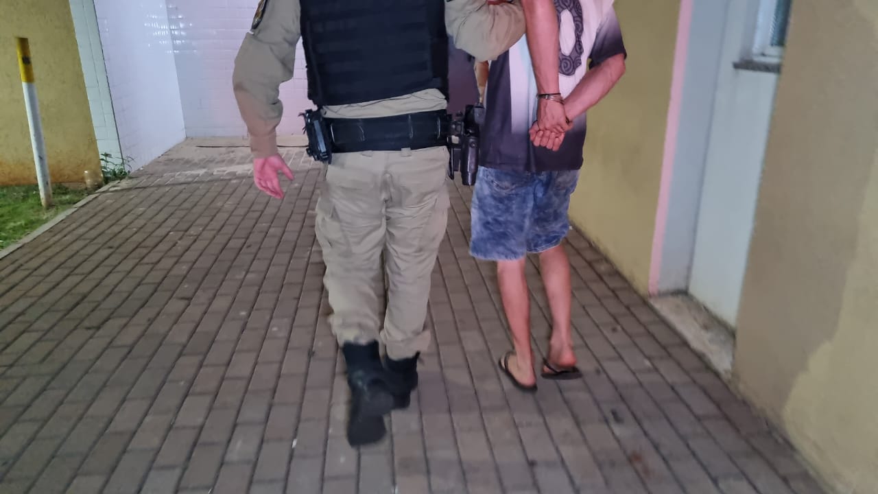 Após ameaçar a mãe e o irmão com uma faca, homem acaba preso Após ameaçar a mãe e o irmão com uma faca, homem acaba preso