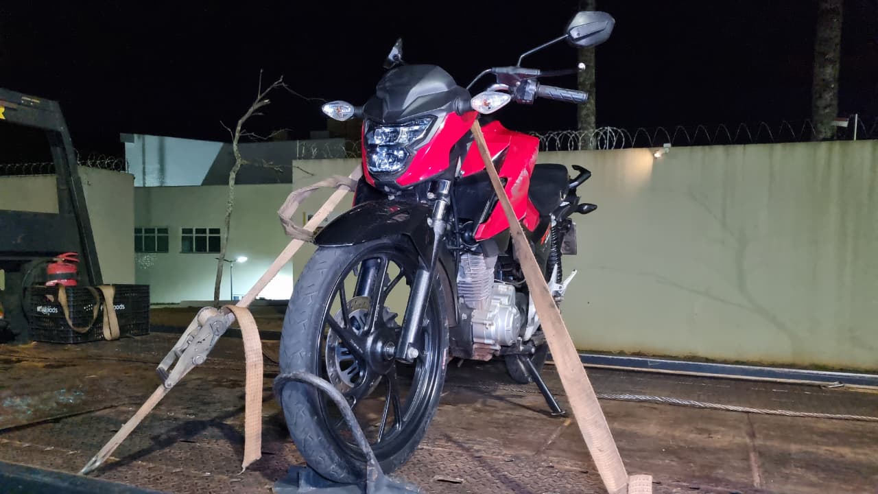 Moto é apreendida após condutor tentar fugir da PM no Universitário Moto é apreendida após condutor tentar fugir da PM no Universitário