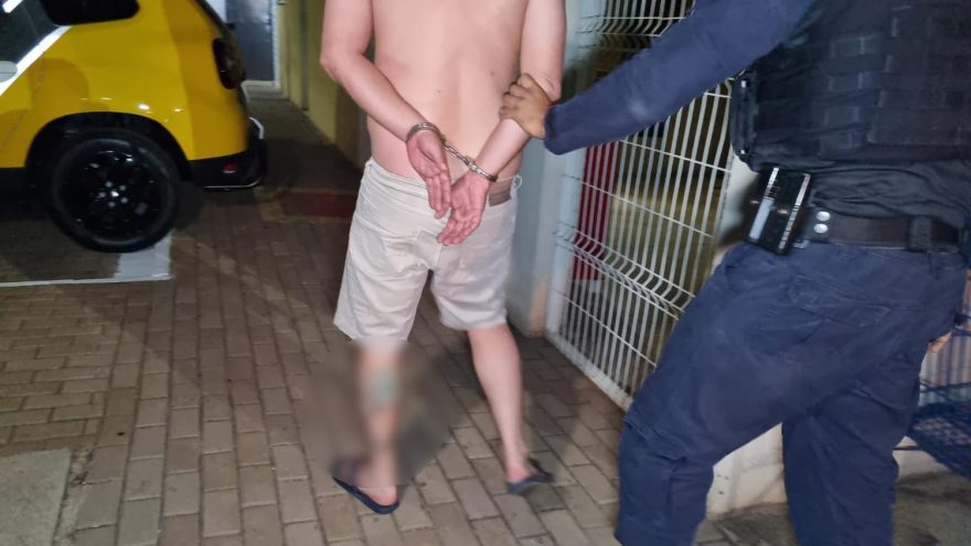 Marido é preso após empurrar esposa grávida no Brasmadeira