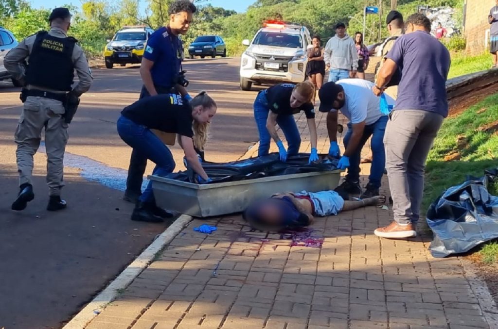 Polícia Científica recolhe corpo de jovem executado a tiros em madrugada violenta no 14 de Novembro