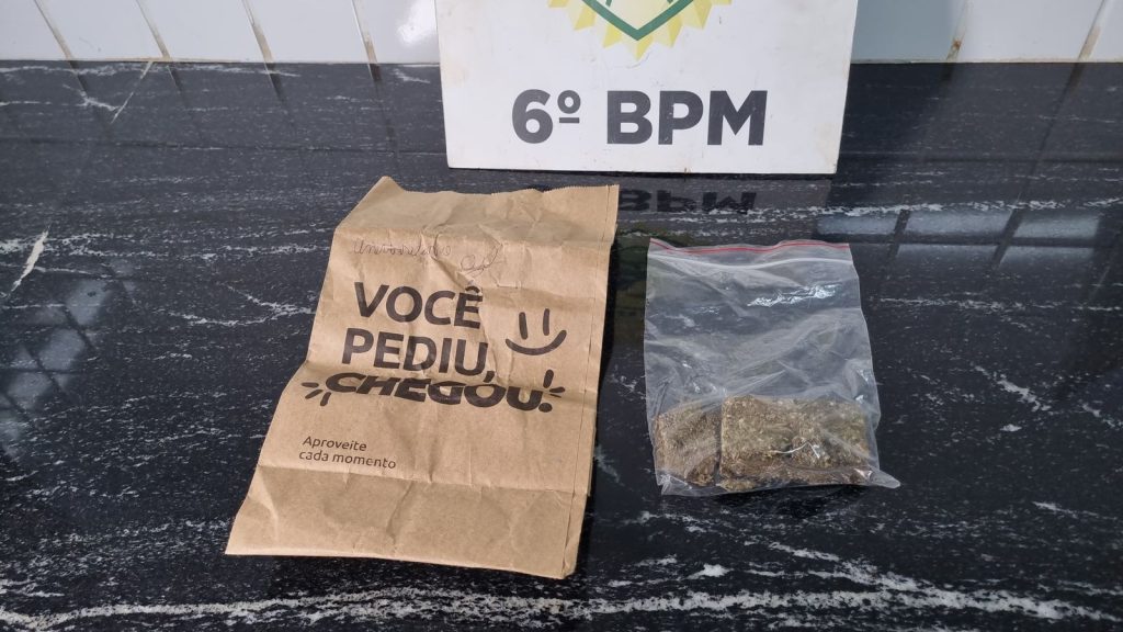 Dupla é presa por tráfico após acelerar para fugir mas cair de moto no Universitário