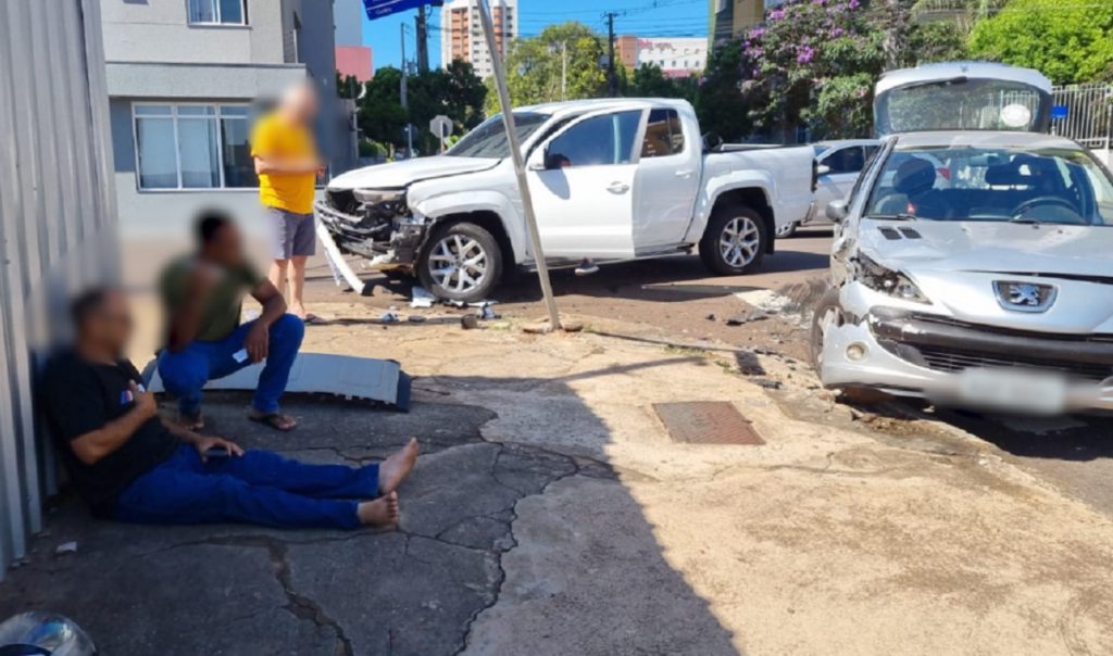 Forte pancada entre Peugeot e Amarok causa estragos e deixa condutor sem ar no Centro de Cascavel