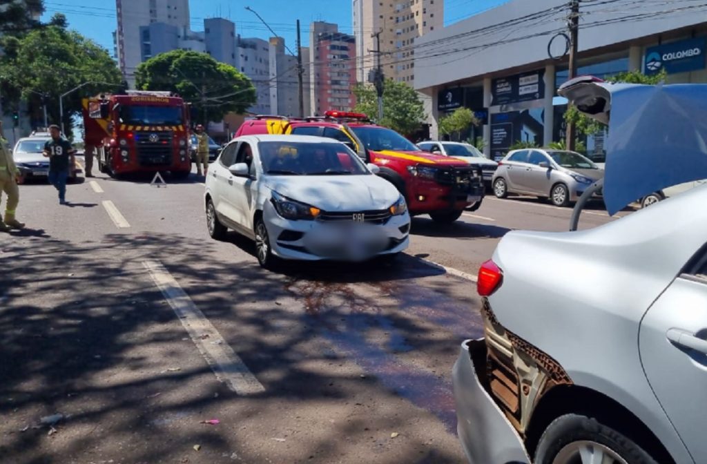 Siate de Cascavel socorre dois feridos em colisão traseira no Centro