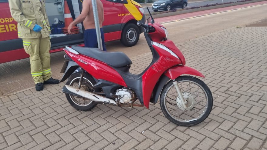 Jovem de 22 anos fica ferido após acidente com moto na Avenida Carlos Gomes, em Cascavel