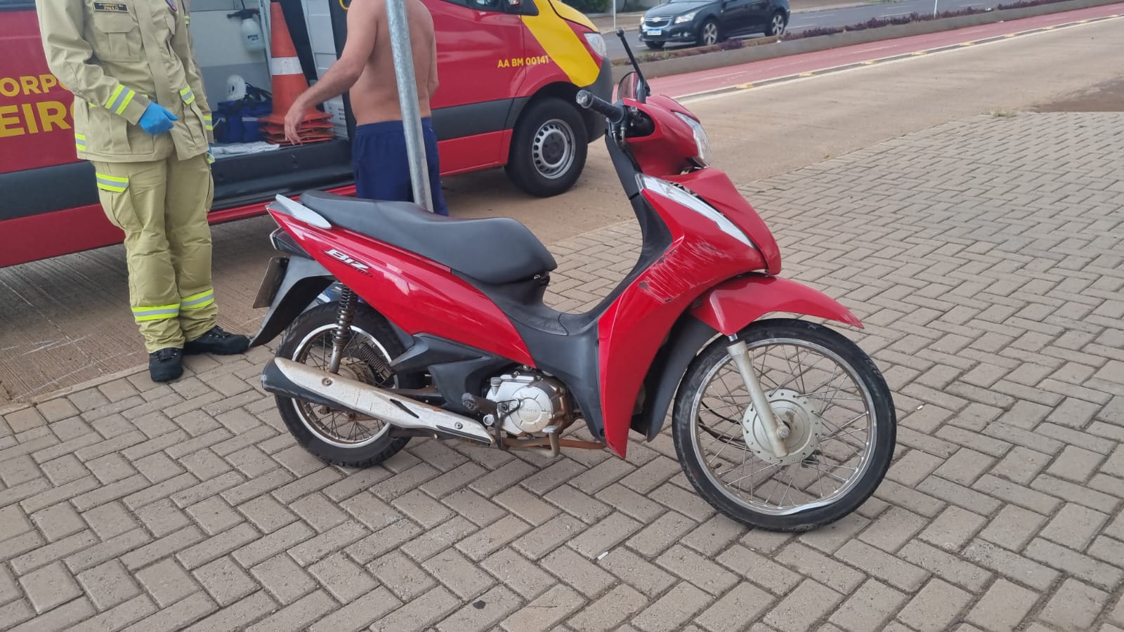 Jovem de 22 anos fica ferido após acidente com moto na Avenida Carlos Gomes, em Cascavel