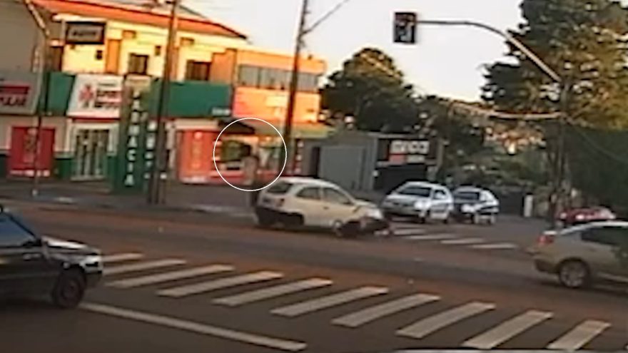 Motociclista “voa” por cima de Celta após violento impacto no Jardim Clarito
