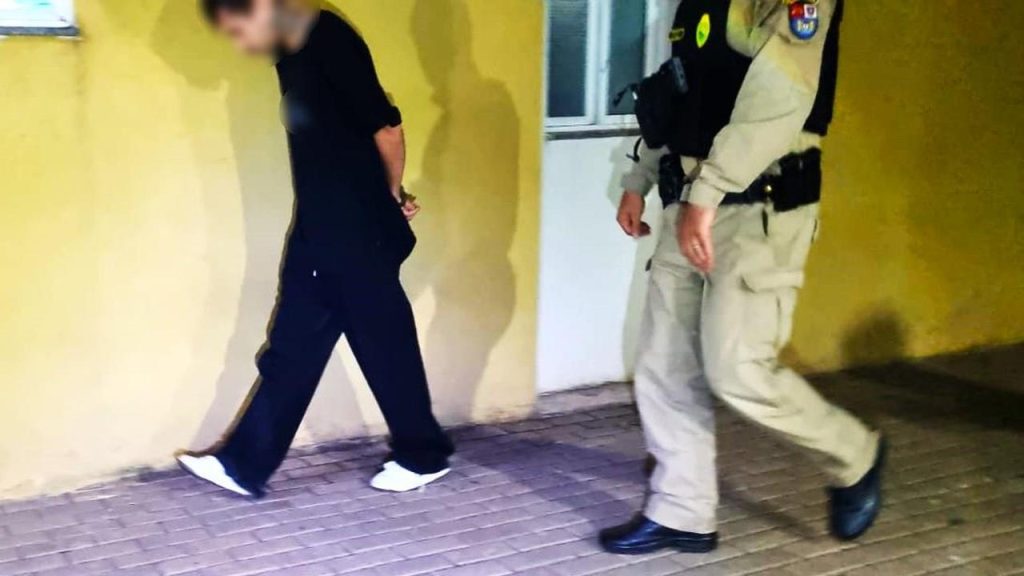Jovem é preso após ameaçar familiar com machadinha no Santa Felicidade