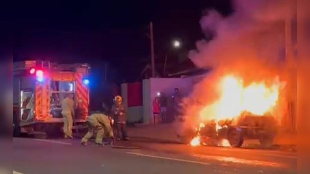 Polícia Militar identifica carro incendiado como sendo o usado em arrombamento de farmácia horas antes