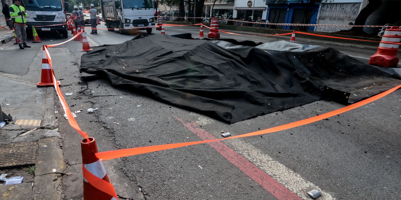 Explosão abre grande buraco na Rua da Consolação em São Paulo Explosão abre grande buraco na Rua da Consolação em São Paulo