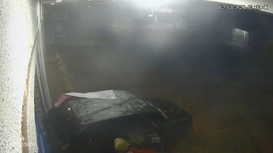 Vídeo mostra ladrões jogando carro contra farmácia em arrombamento na Rua Jacarezinho