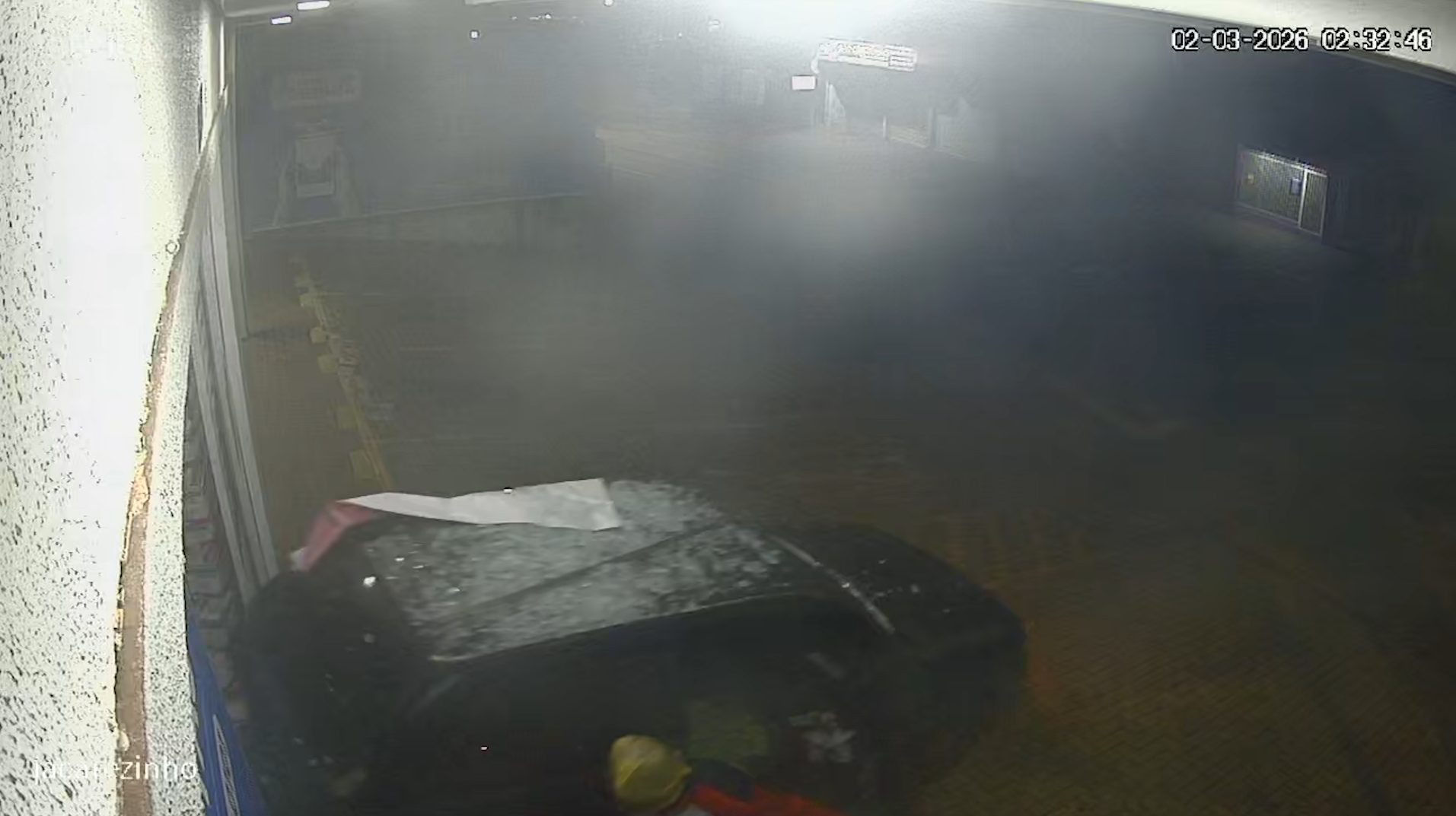 Vídeo mostra ladrões jogando carro contra farmácia em arrombamento na Rua Jacarezinho