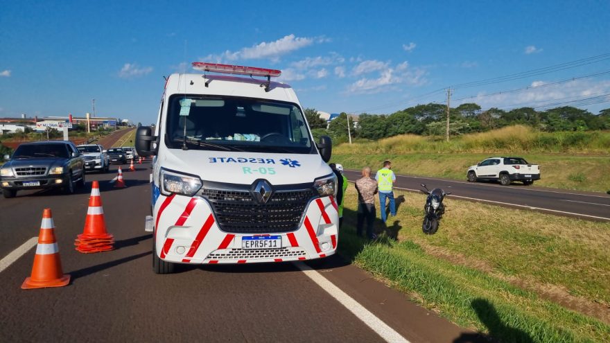 Mulher joga CBR 300R no canteiro para evitar colisão com carreta na BR-277, em Cascavel