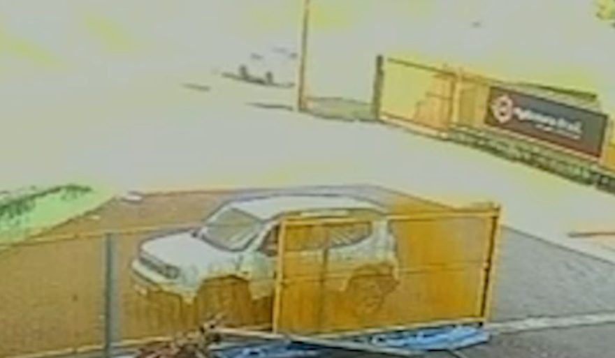 Câmera mostra carro realizando conversão à esquerda e batendo com moto