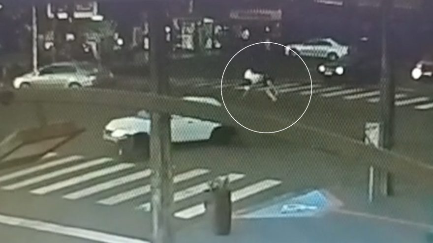 Novo ângulo de câmera mostra dinâmica de acidente entre carro e moto no Jardim Clarito, em Cascavel
