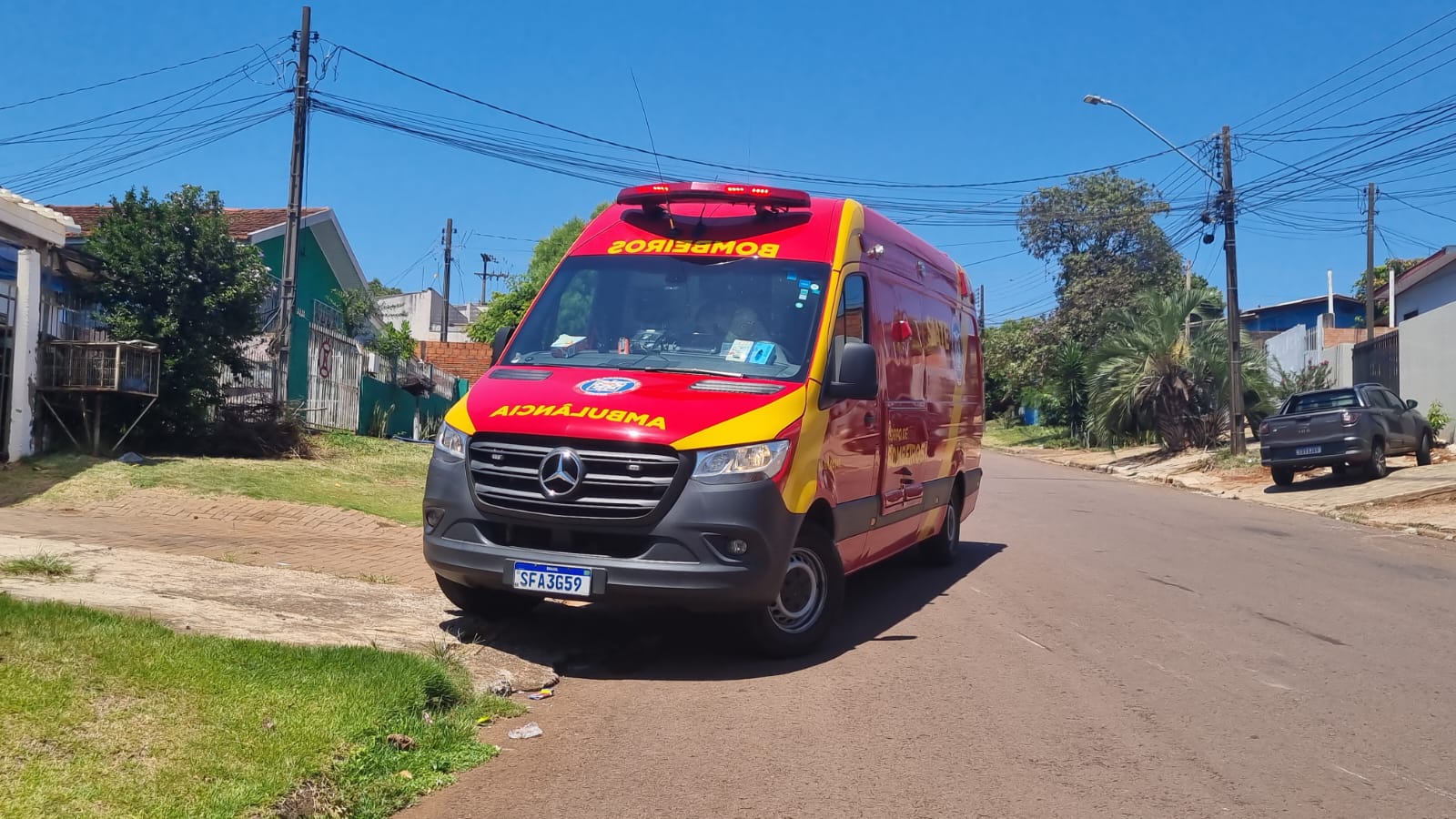 Ao desviar de gato, motociclista sofre queda e fratura o ombro no Bairro Universitário Ao desviar de gato, motociclista sofre queda e fratura o ombro no Bairro Universitário