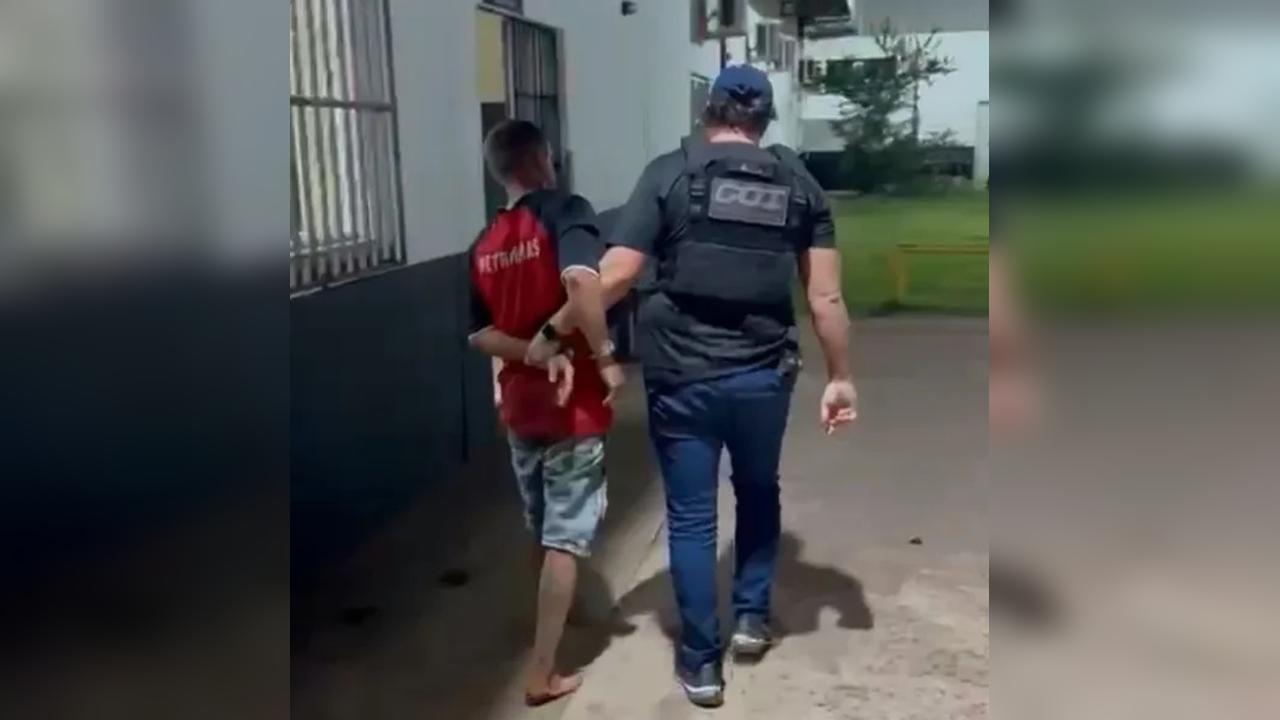 Homem esmaga a cabeça de colega com pá