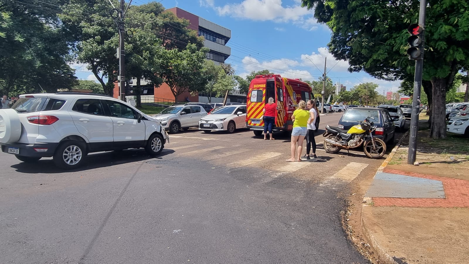 Motociclista sofre fratura de fêmur após acidente com Ecosport no Centro de Cascavel