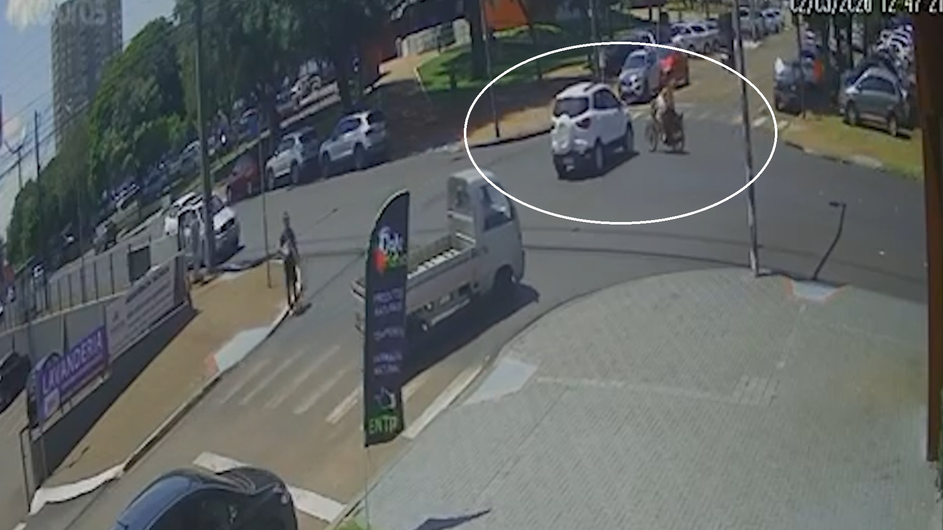 Câmera registra momento de acidente entre moto e Ecosport no Centro de Cascavel