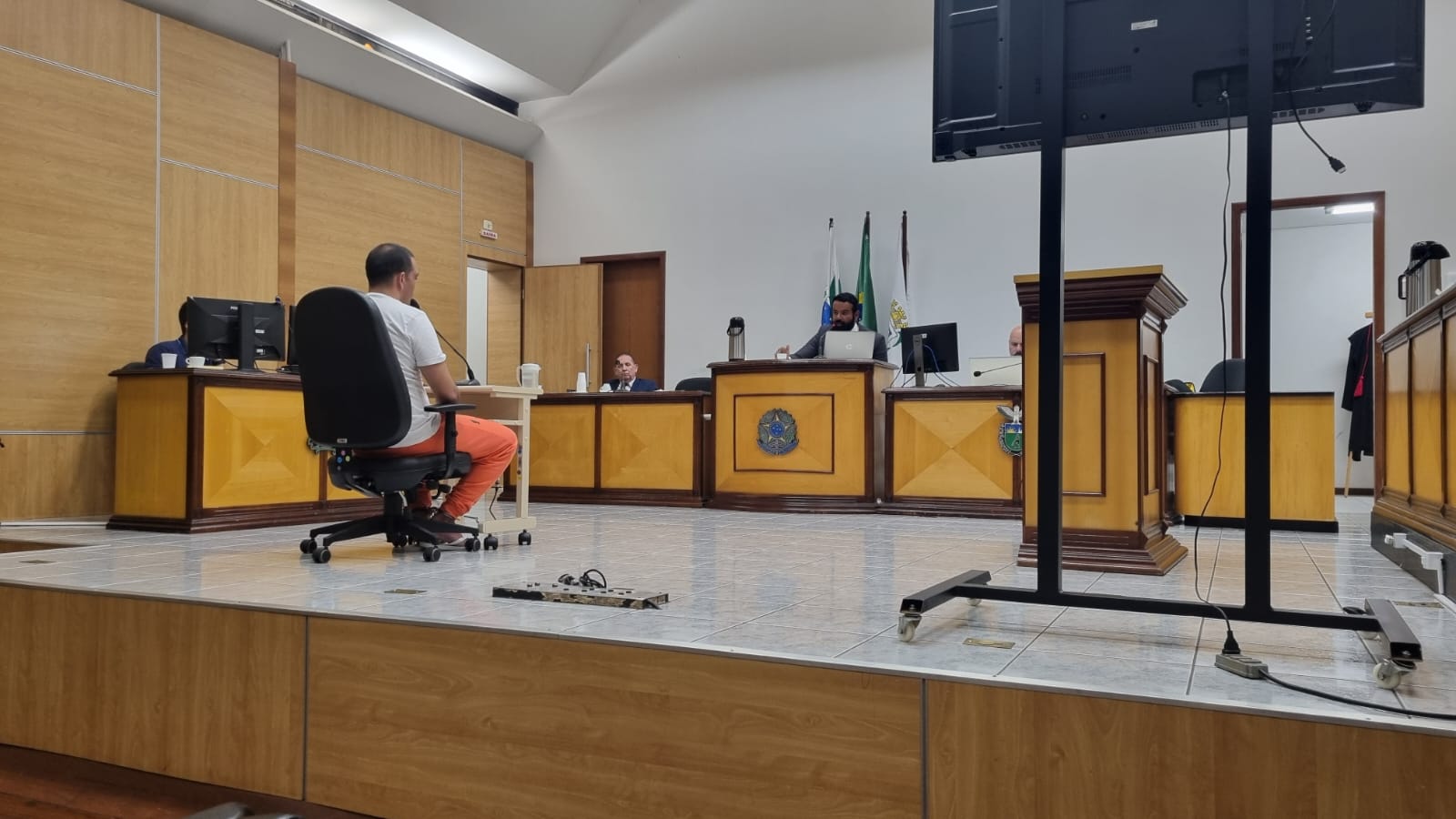 Homem é colocado no banco dos réus por atirar na cabeça do cunhado em Cascavel