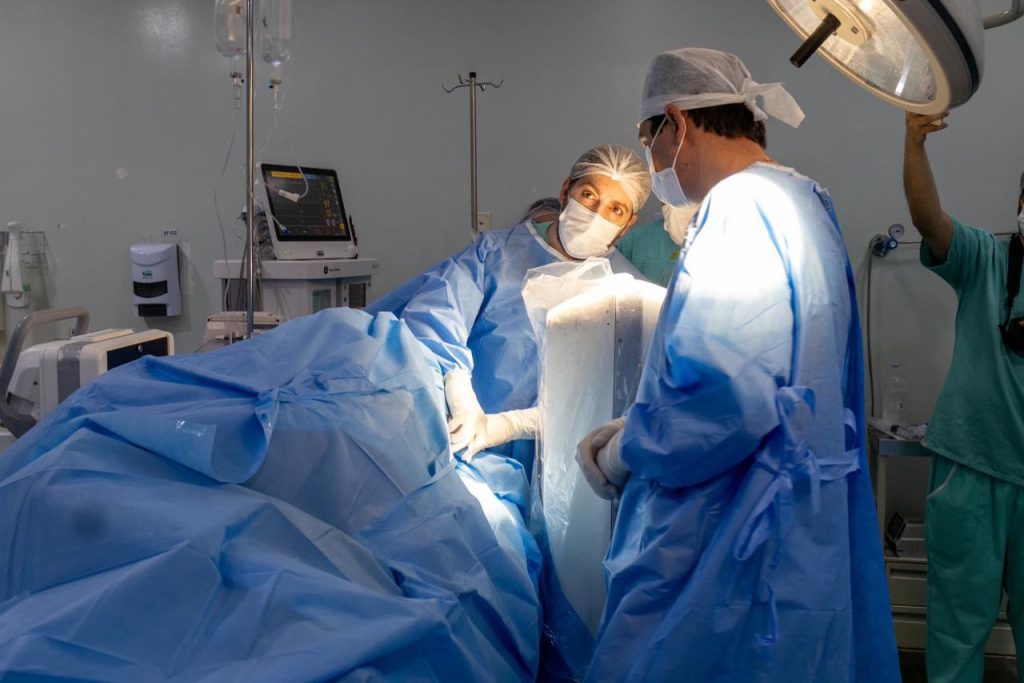 “Já sente a barriga e começou a mexer as pernas”, diz mãe de jovem que recebeu polilaminina em Cascavel