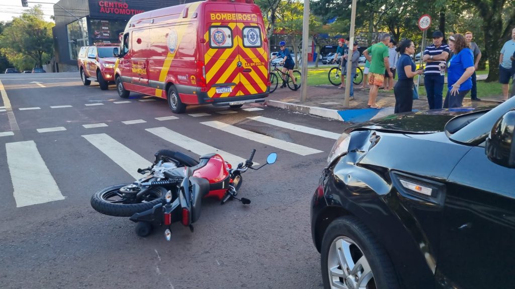 Socorristas atendem com oxigênio motociclista ferido na cabeça em colisão na Avenida Brasil