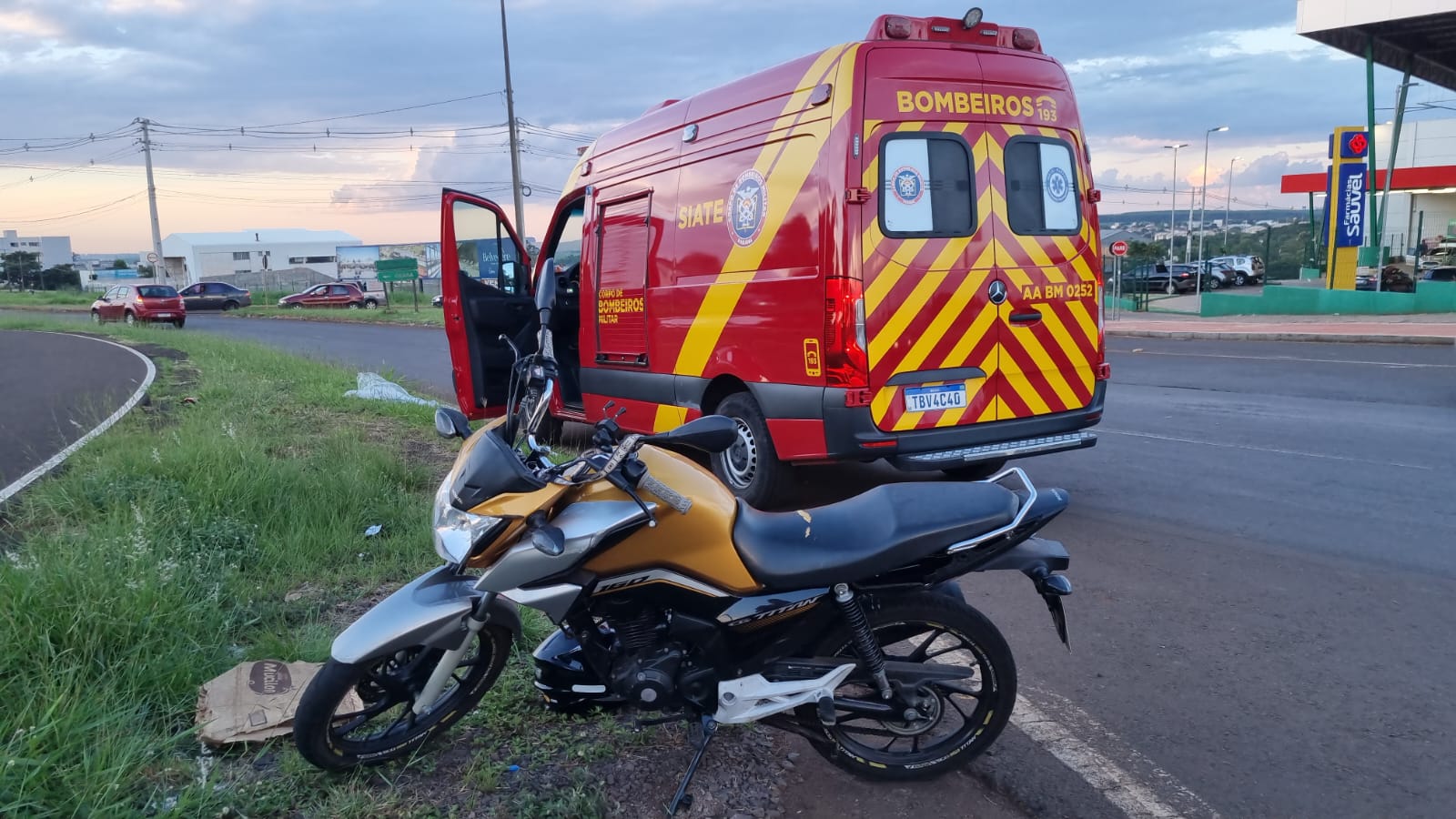 Rapaz cai de moto e fica ferido na Avenida Barão do Rio Branco Rapaz cai de moto e fica ferido na Avenida Barão do Rio Branco