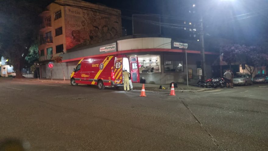 Acidente entre duas motocicletas deixa dois jovens feridos na Rua Paraná