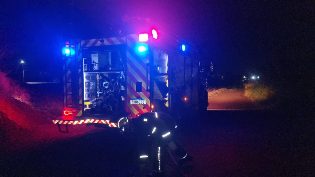 Incêndio ambiental atinge lote na região do Bairro Canadá, em Cascavel