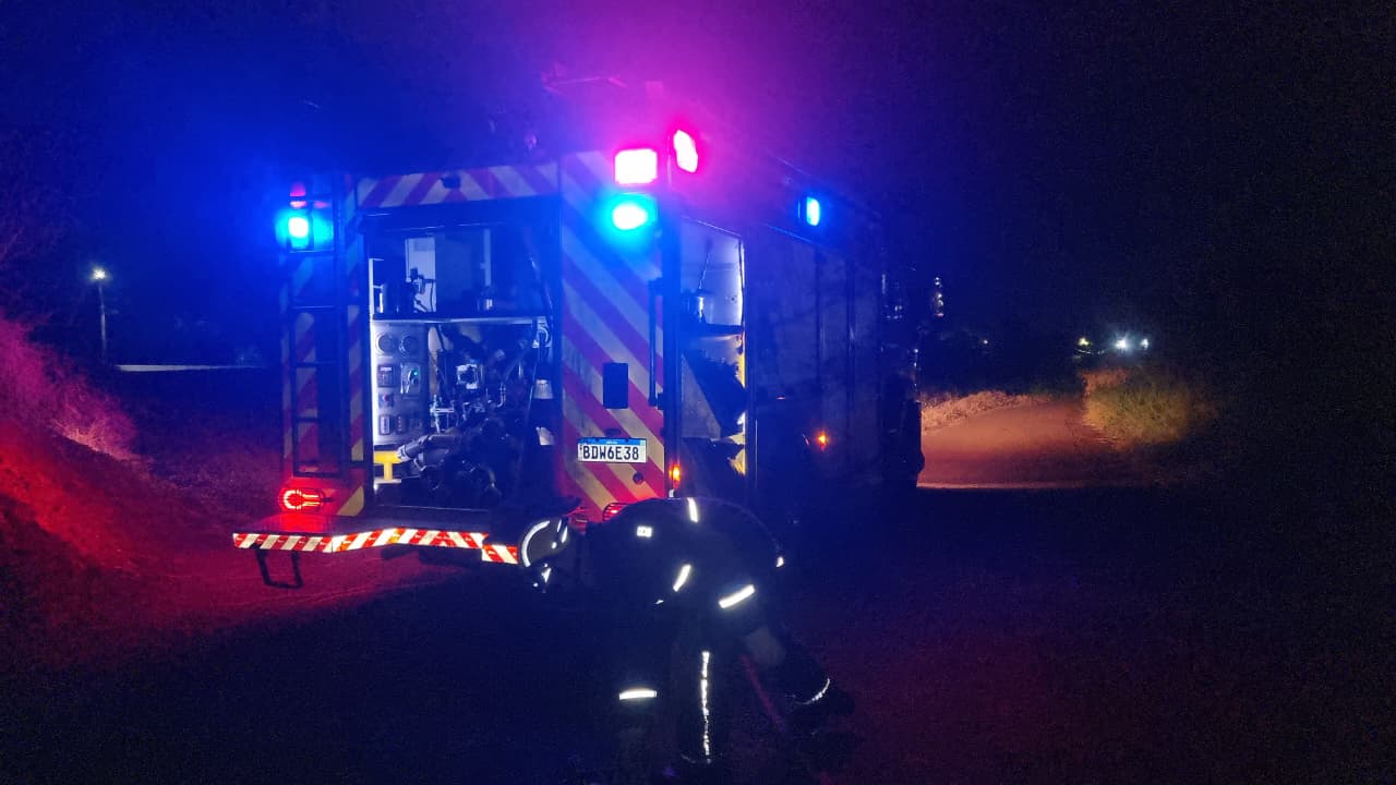 Incêndio ambiental atinge lote na região do Bairro Canadá, em Cascavel Incêndio ambiental atinge lote na região do Bairro Canadá, em Cascavel
