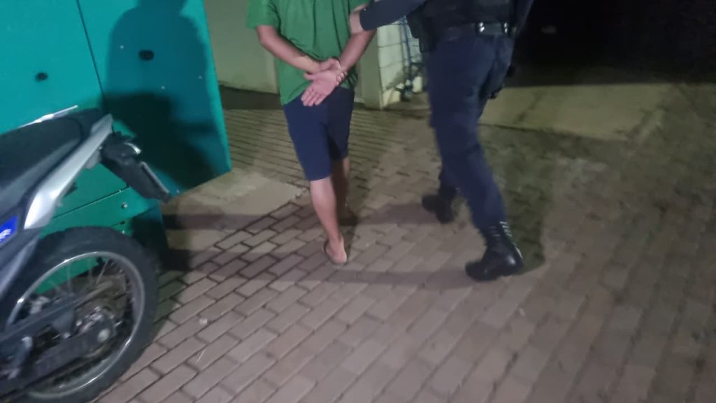 Homem com mandado em aberto é preso após denúncia de ameaça em Cascavel