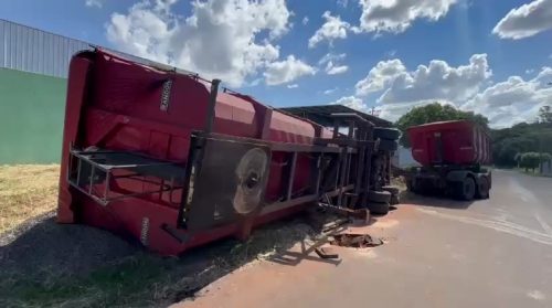 Carreta carregada com soja tomba após asfalto ceder em Umuarama