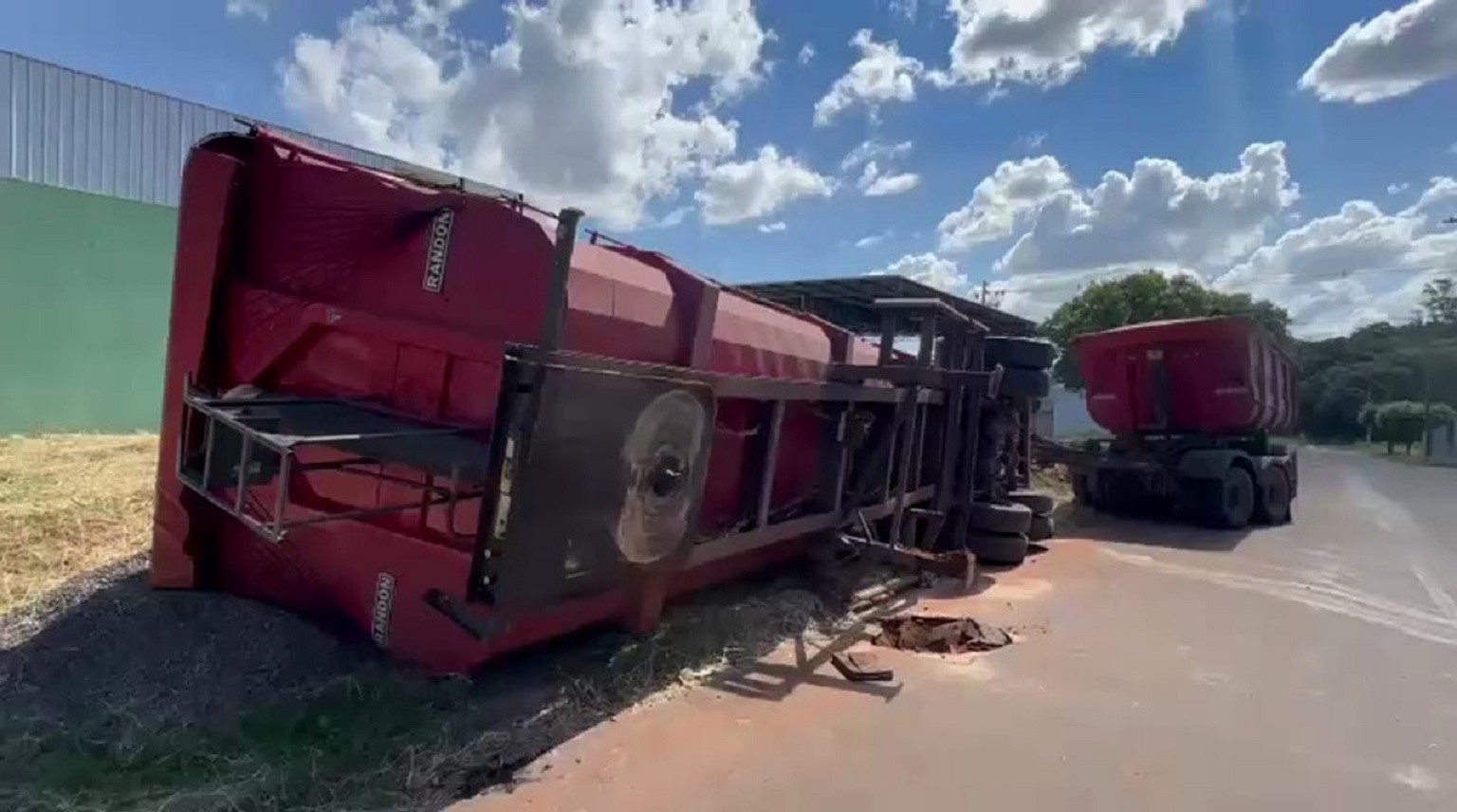 Carreta carregada com soja tomba após asfalto ceder em Umuarama Carreta carregada com soja tomba após asfalto ceder em Umuarama